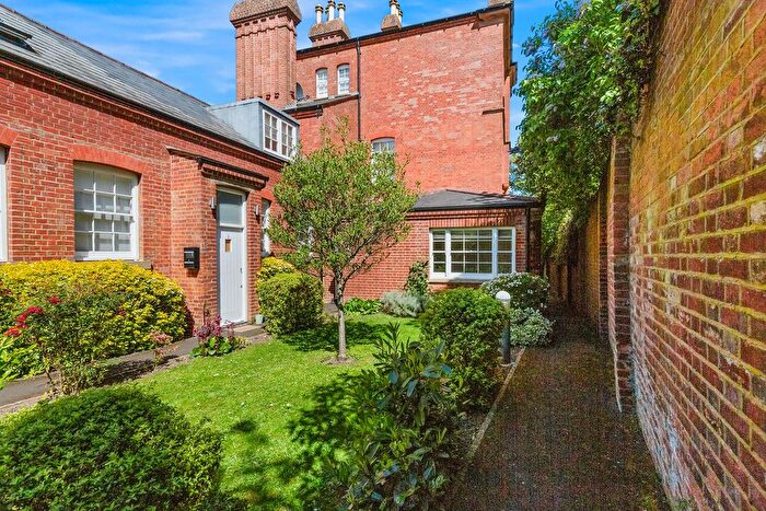 2 Bedroom Flat For Sale In Sparrows Herne, Bushey, WD23