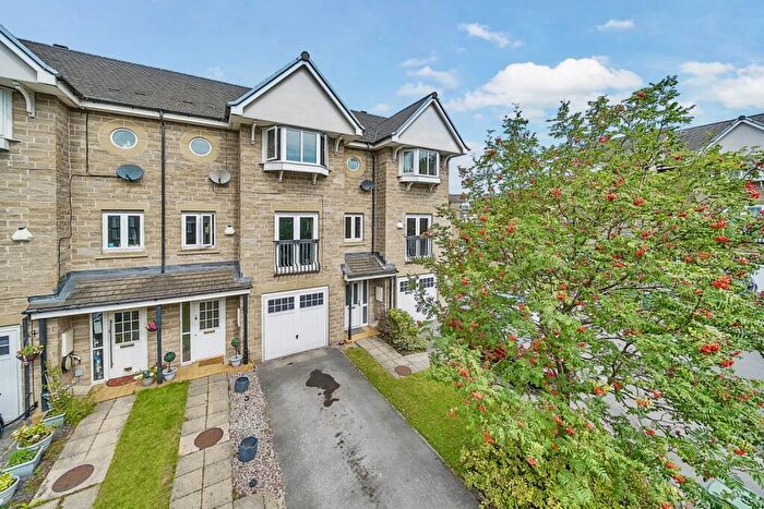 4 Bedroom Town House For Sale In Pennythorne Drive, Yeadon, Leeds, LS19