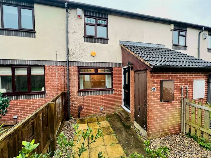 2 Bedroom Town House To Rent In Birchfields Rise, Whinmoor, Leeds, West Yorkshire, LS14