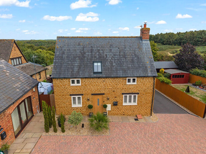 4 Bedroom Detached House For Sale In Heritage Farm Close, Hardingstone, Northampton, NN4