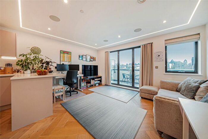 2 Bedroom Flat For Sale In Knoll Rise, Orpington, BR6