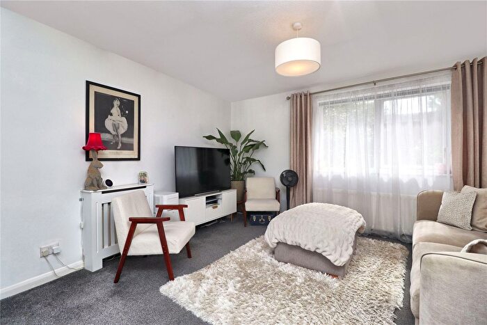 1 Bedroom Flat For Sale In Woking, Surrey, GU21