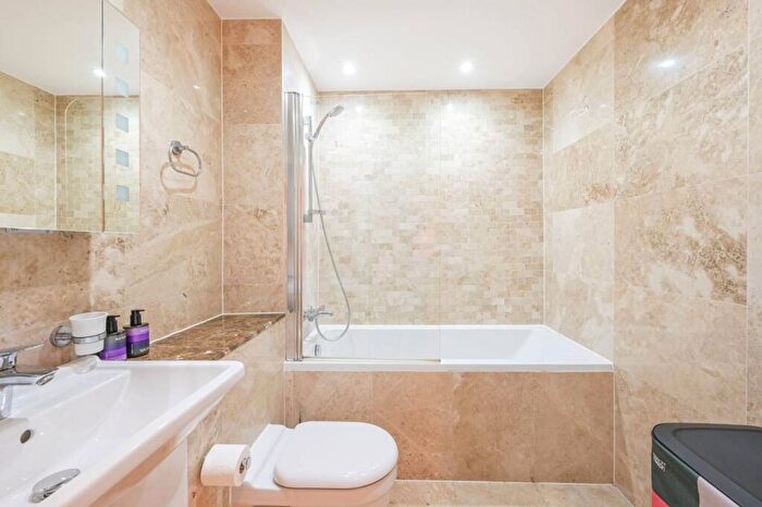 2 Bedroom Flat For Sale In Parkview Apartments, Poplar, London, E14