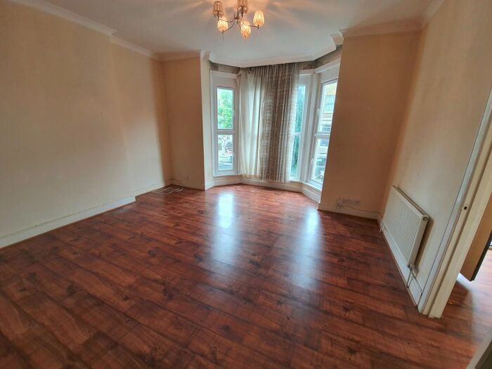 1 Bedroom Flat To Rent In Richmond Road, Hackney, London. E8