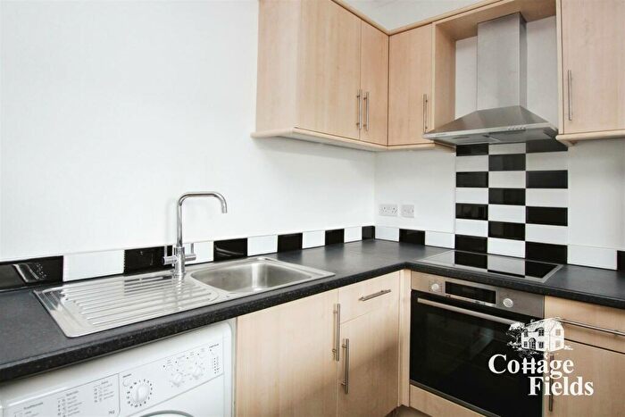 2 Bedroom Flat To Rent In Chase Side, Enfield, EN2