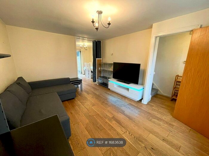 3 Bedroom Semi-Detached House To Rent In Calico Close, Salford, M3