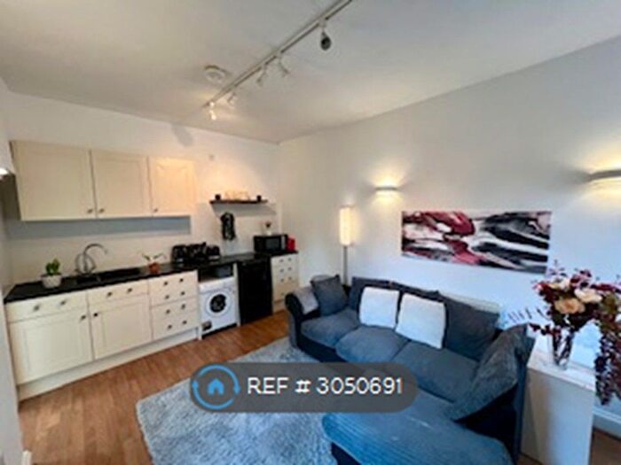 Studio To Rent In Stile Hall Gardens, London, W4