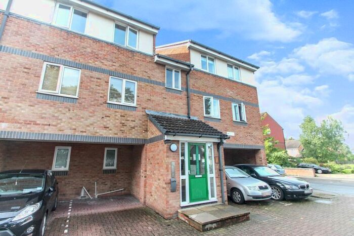 2 Bedroom Flat To Rent In Frensham Close, Southall, UB1