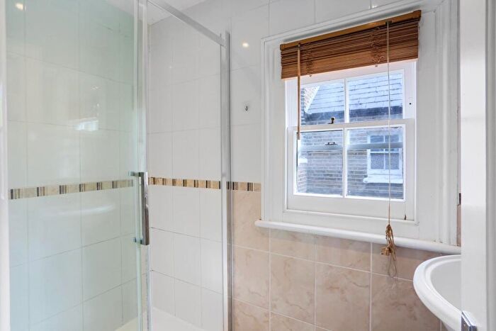 3 Bedroom Apartment To Rent In Tritton Road, London, SE21