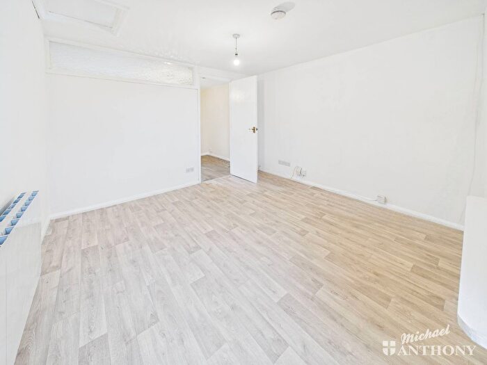 1 Bedroom Flat For Sale In Church Street, Leighton Buzzard, Bedfordshire, LU7