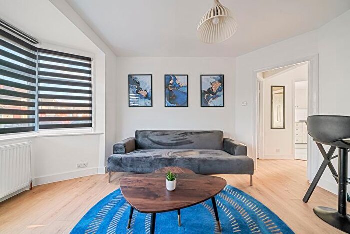 2 Bedroom Flat To Rent In Barnard Gardens, Hayes, UB4