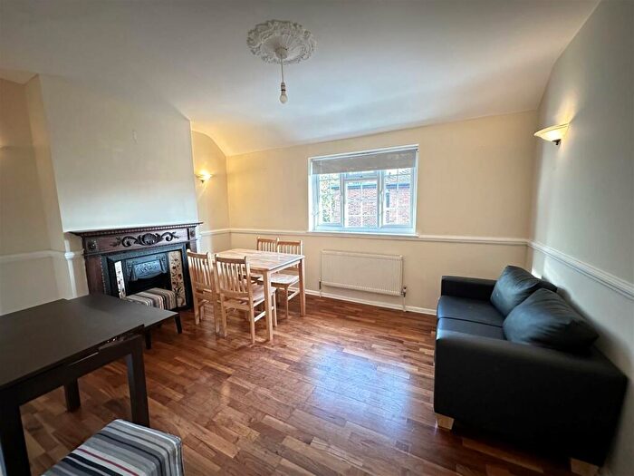 2 Bedroom Apartment To Rent In East End Road, Finchley, N3