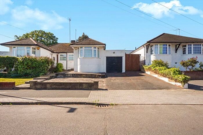 2 Bedroom Bungalow For Sale In Connaught Avenue, East Barnet, Barnet, EN4