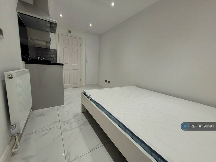 Studio To Rent In The Highway, Chelsfield, BR6