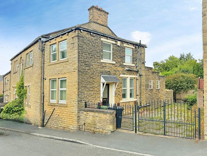 3 Bedroom End Of Terrace House For Sale In Occupation Lane, Pudsey, LS28