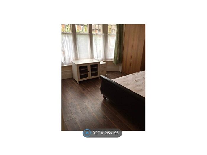 3 Bedroom Flat To Rent In Leaside Avenue, London, N10