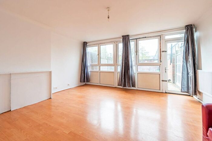 3 Bedroom Maisonette For Sale In Rounton Road, Bow, London, E3