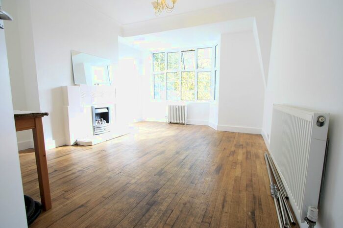 3 Bedroom Flat To Rent In Leigham Avenue, Stretham, SW16