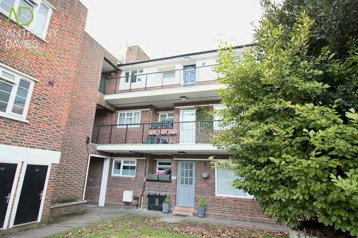 3 Bedroom Flat To Rent In The Poplars, London, N14