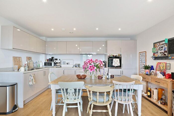 2 Bedroom Flat For Sale In Lomond Grove, London, SE5