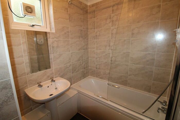 2 Bedroom Apartment To Rent In Foxhill Court, LS16