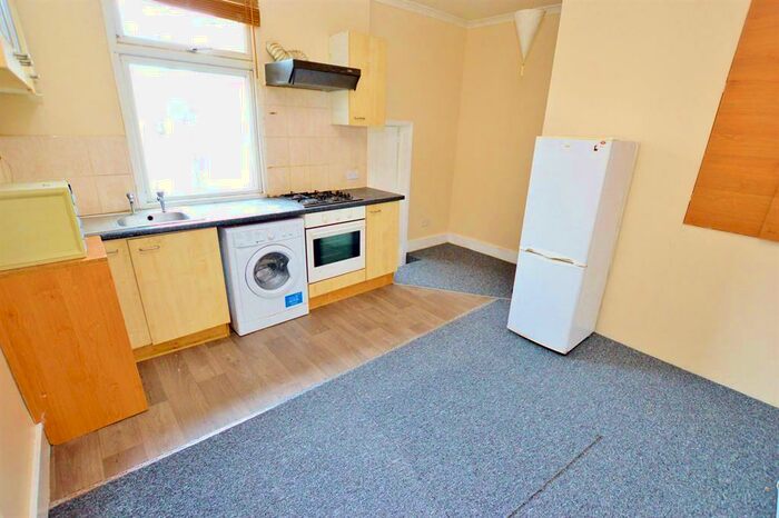 2 Bedroom Flat To Rent In Buckingham Road, Ilford, IG1