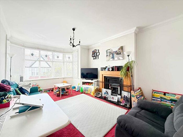 3 Bedroom Apartment For Sale In Torquay Drive, Leigh On Sea, SS9