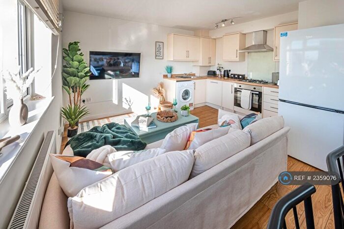 3 Bedroom Flat To Rent In Newcastle Road, Reading, RG2
