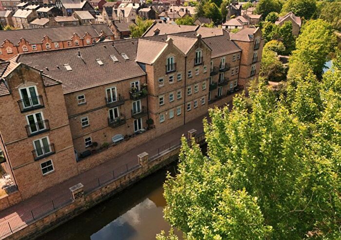 3 Bedroom Flat For Sale In Narrowboat Wharf, Rodley, Leeds, West Yorkshire, LS13