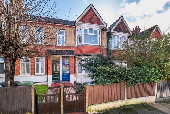 3 Bedroom Flat To Rent In Emmanuel Road London, SW12