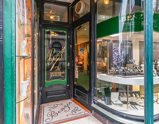 4 Bedroom Town House For Sale In Retail Opportunity With Accomodation - High Street, Cowes, PO31