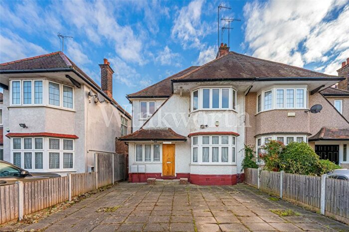 4 Bedroom Semi-Detached House For Sale In Hodford Road, London, NW11