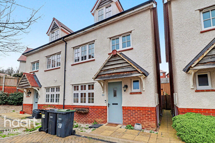 4 Bedroom Semi Detached House For Sale In Armstrong Road, Luton, LU2