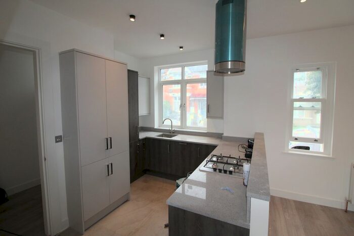 3 Bedroom Property To Rent In Roche Road, London, SW16