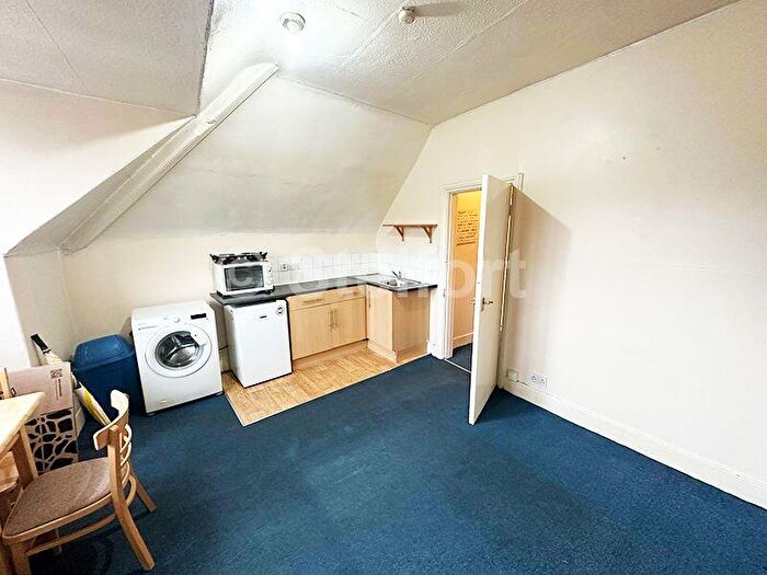 1 Bedroom Flat To Rent In West Green Road, London, N15