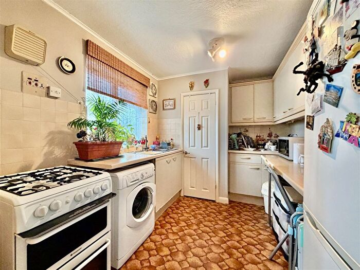 1 Bedroom Flat For Sale In Beech House, Springwell Road, Heston, TW5