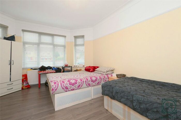 3 Bedroom Flat To Rent In North Circular Road, London, N13