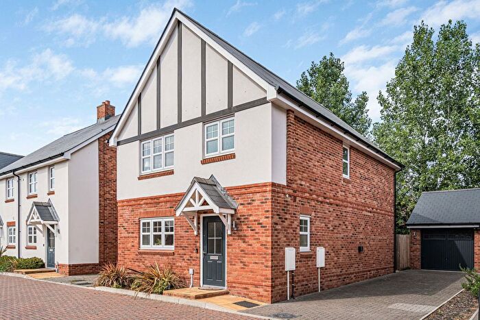 3 Bedroom Detached House For Sale In Goslings Place, Badshot Lea, Farnham, Surrey, GU9