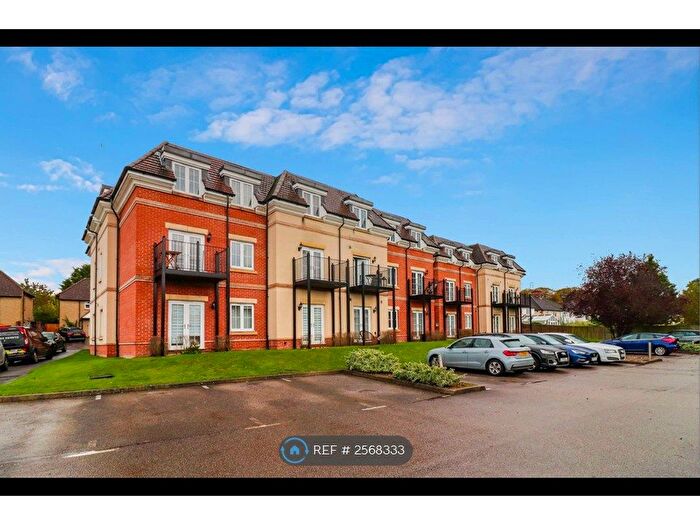 2 Bedroom Flat To Rent In Navarre Court, Kings Langley, WD4