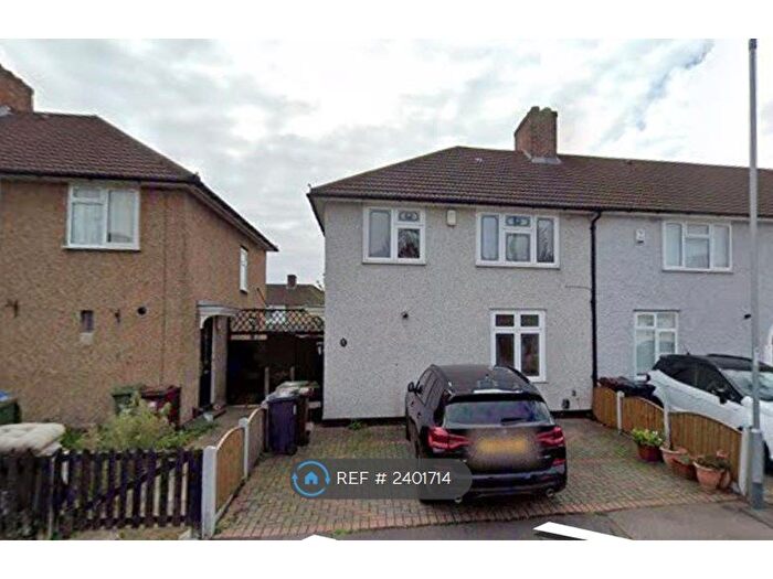 3 Bedroom End Of Terrace House To Rent In Homestead Road, Dagenham, RM8