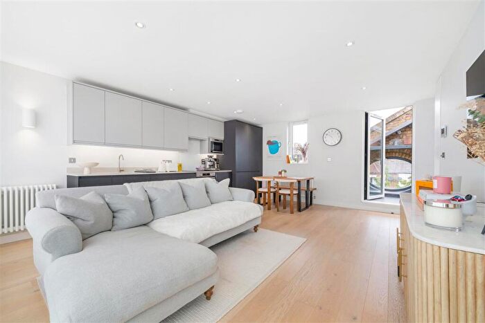 2 Bedroom Flat For Sale In Silvester Road, SE22