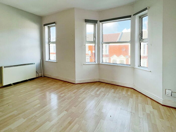 1 Bedroom Flat To Rent In Cedar Road, Northampton, Northamptonshire, NN1