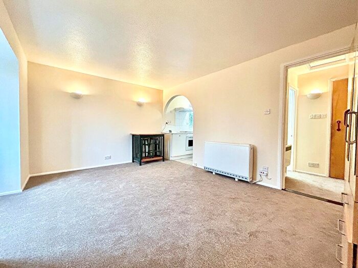 Flat To Rent In Pycroft Way, Edmonton, N9