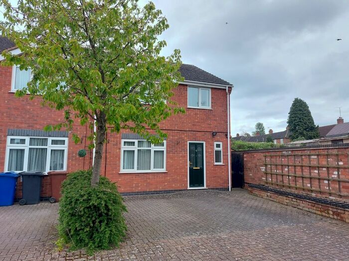 3 Bedroom Town House To Rent In Lorne Drive, Burton-On-Trent, DE15