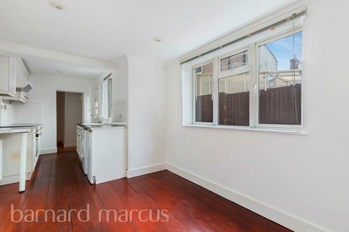 2 Bedroom Maisonette To Rent In Whitehorse Lane, London, SE25