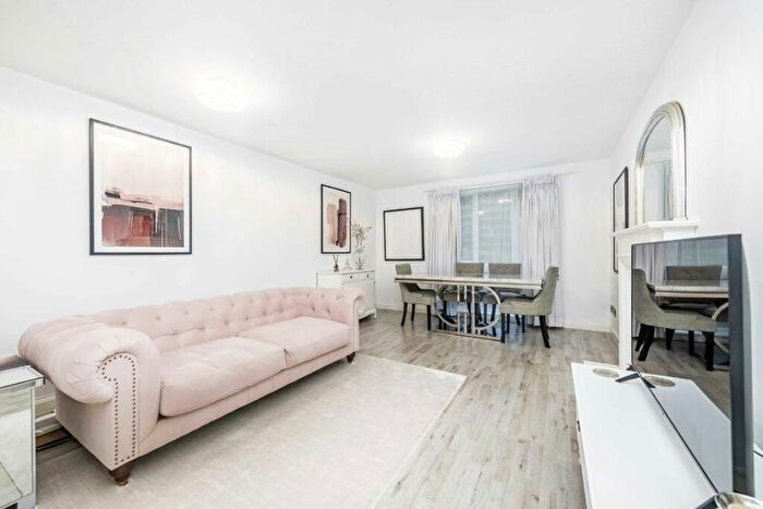 2 Bedroom Flat For Sale In Winterburn Close, New Southgate, N11