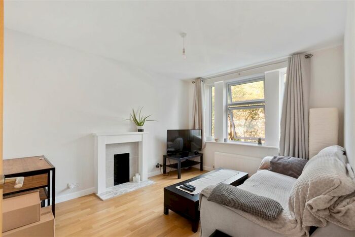 2 Bedroom Flat To Rent In Rosemary Gardens, Mortlake, SW14