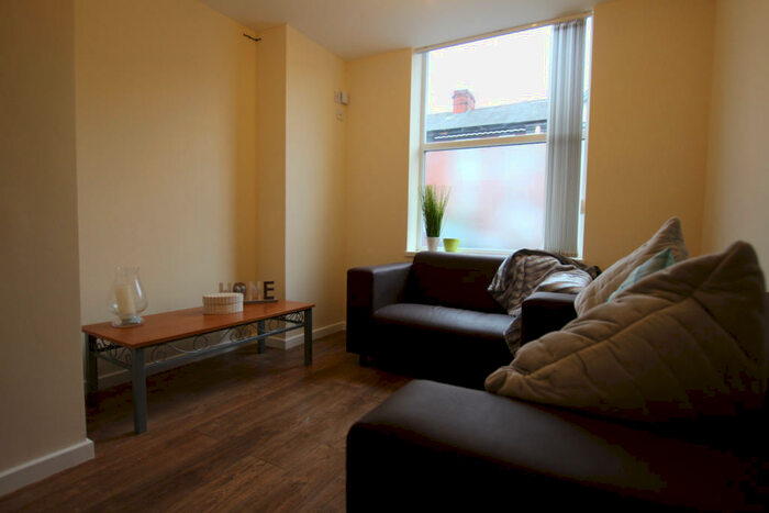 2 Bedroom Flat To Rent In Brompton Road, Manchester, M14