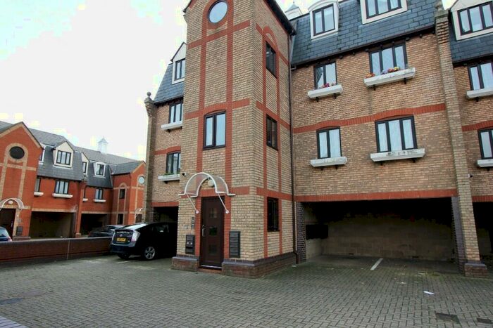 2 Bedroom Flat To Rent In Brick Court, Jetty Walk, Grays, Essex, RM17