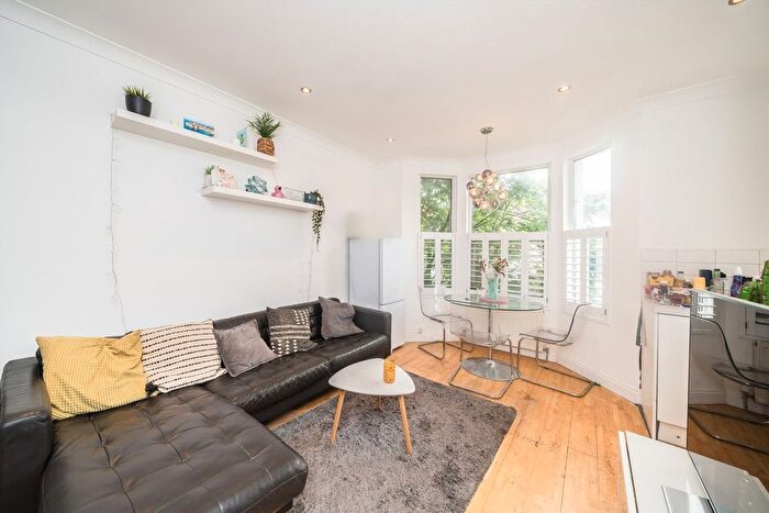 3 Bedroom Flat To Rent In Links Road, Tooting, SW17